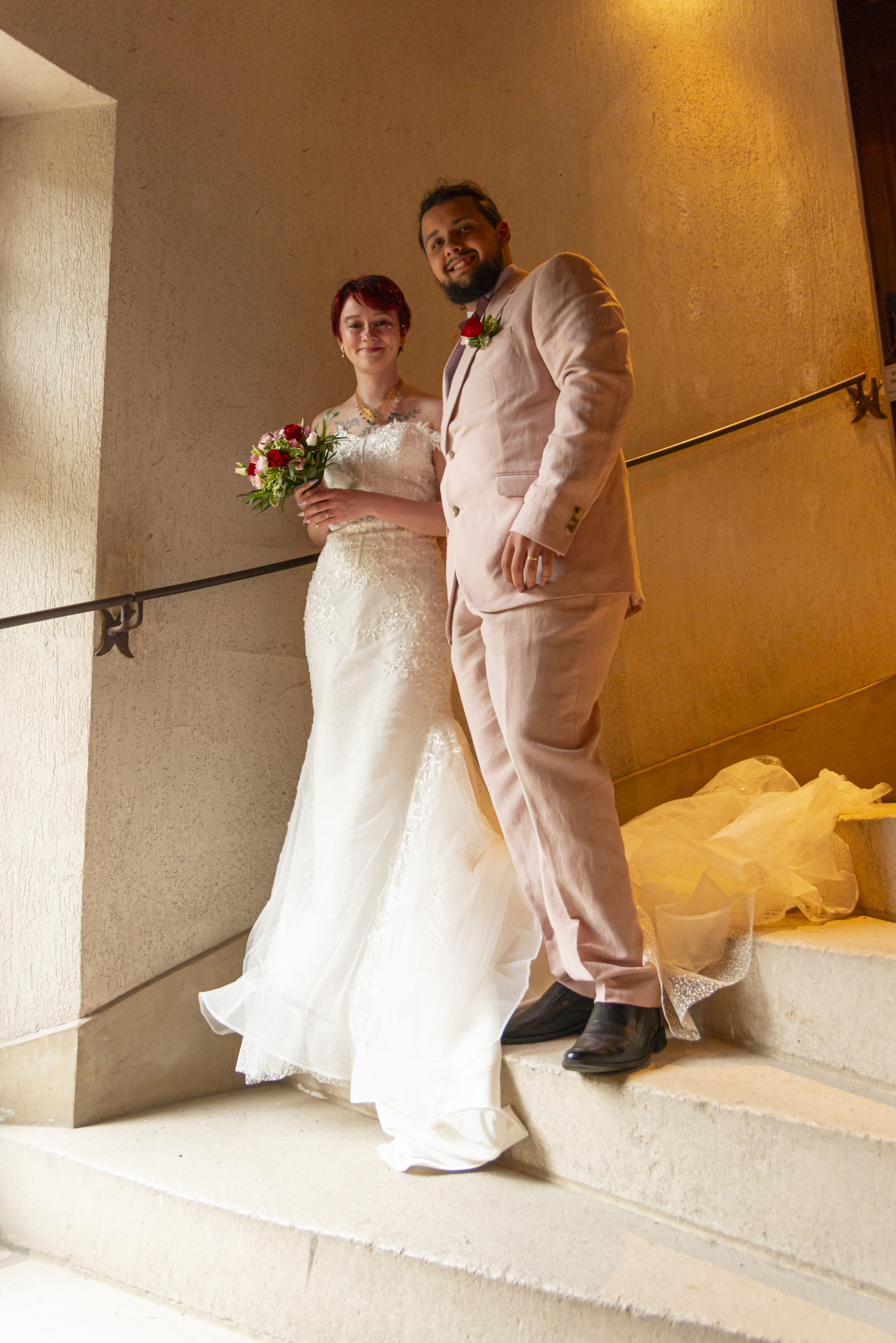 un couple de marié descendent un escalier en pierre dans un chateau