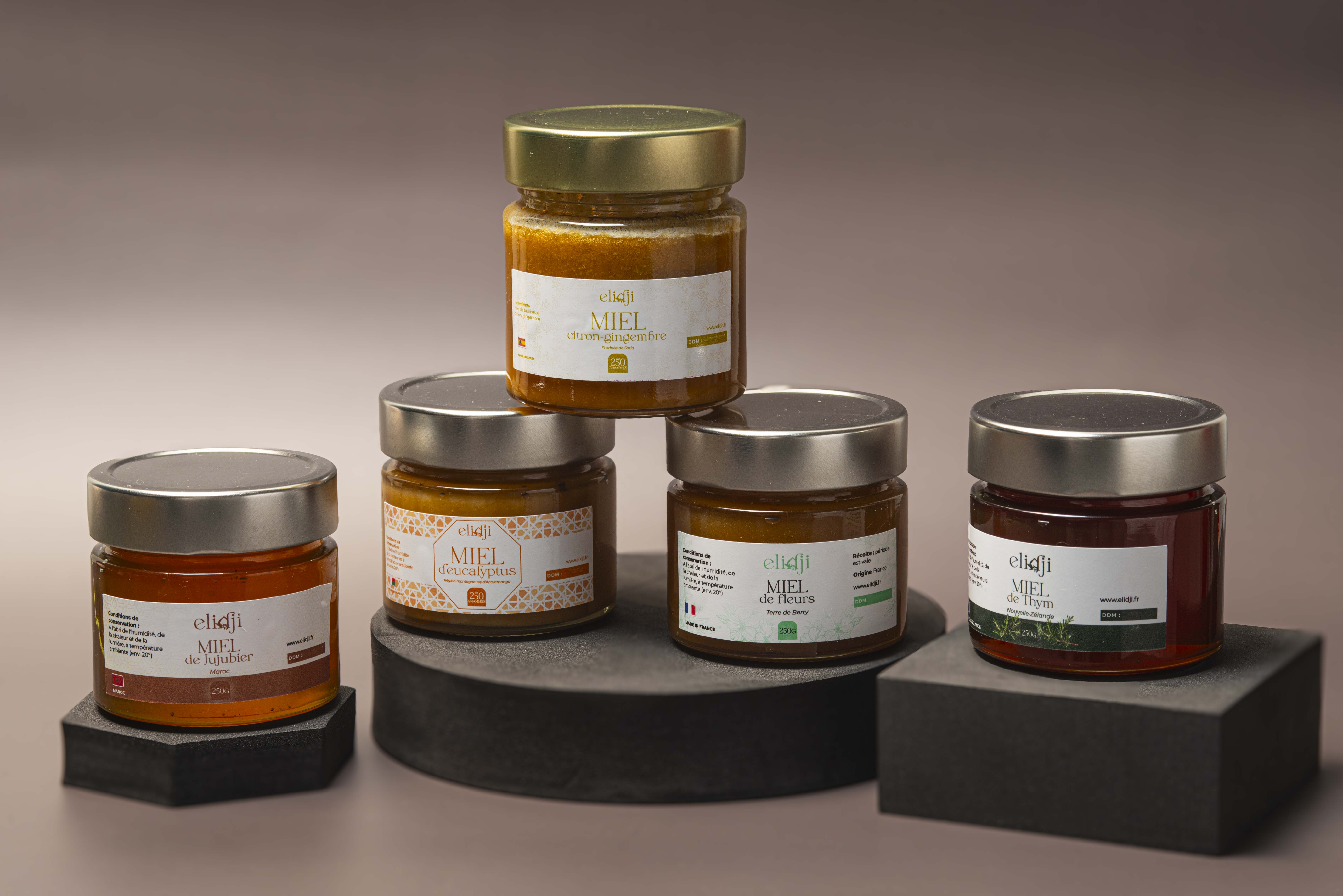 des pots de miels de diferentes provenances